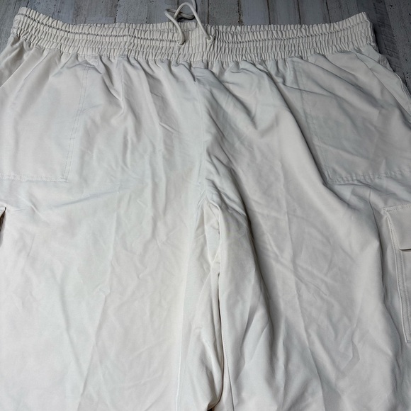 Old Navy Strechtech Lightweight Jogger Womens Cream Cargo Pants 3X & 4X - Picture 10 of 16